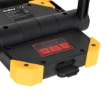 LED прожектор с акумулатор и функция за зареждане на телефон